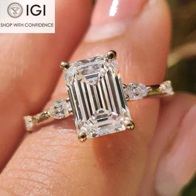Anillo de compromiso de diamantes cultivados en laboratorio IGI EVS1 talla esmeralda de 3,50 quilates de oro amarillo de 14 K Foto 1 de 4