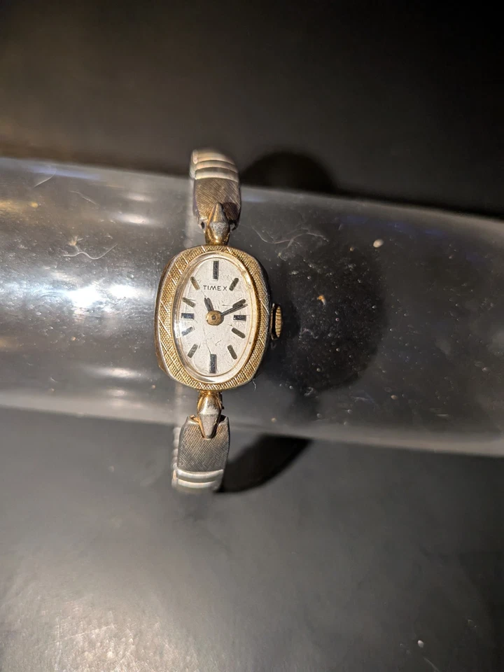 Reloj de pulsera Timex vintage con correa elástica dorada y plateada para mujer Foto 1 de 4