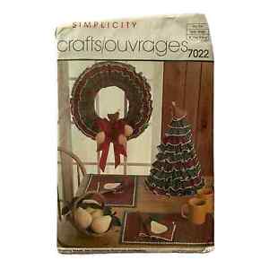 Weihnachtskranzmuster Einfachheit 7022 Baum Mittelstück Tischset Serviette ungeschnitten