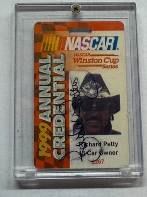 NASCAR Vintage 1999 FIRMADO Richard Petty Winston Cup Credencial Anual Foto 1 de 2