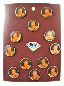 Spilla concerto vintage cantante solista musica rock band display 12 su scheda vecchio stock - Foto 1 di 2