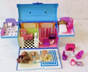 Juego Lil' Bratz con muñecas y muebles 2007 cofre del tesoro casa de muñecas plegable - Imagen 1 de 8