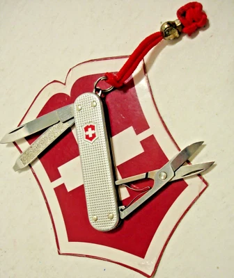 Victorinox 经典 SD 银 Alox 多功能瑞士军刀带挂绳 — 第 1/4 张图片