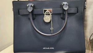 MICHAEL KORS HAMILTON LEDER SILVERSTONE LOCK & KEY MEDIUM SCHULTERTASCHE MARINEBLAU 398 $ - Bild 1 von 3