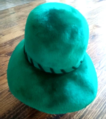 Chapéu aba flexível vintage anos 60 anos 70 Ann Marie Itália pele sintética verde esmeralda MADRIGAL - Imagem 1 de 4