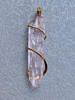 Fragmento de kuncita de 21,93 quilates rosa natural en envoltura forjada de oro amarillo de 14 k peso total Foto 1 de 4