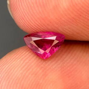 Natural Amazing A++ Triangle Pinkish Red Ruby 0.95 Crt's cut Gemstone - Foto 1 di 3