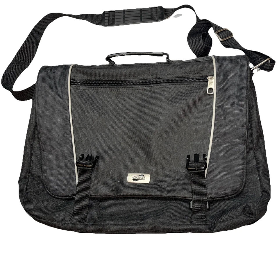 Bolso Bandolera American Tourist Negro con Solapa para Laptop Correa para el Hombro Múltiples Bolsillos Foto 1 de 4