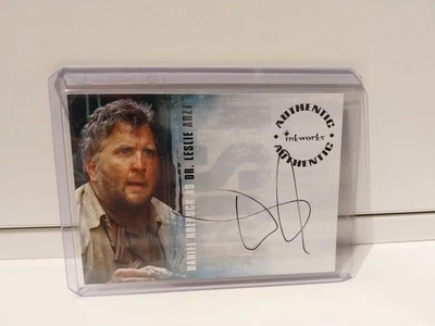 LOST SEASON ONE - A9 - DANIEL ROEBUCK ALS DR LESLIE ARTZ AUTOGRAMMKARTE - Bild 1 von 2