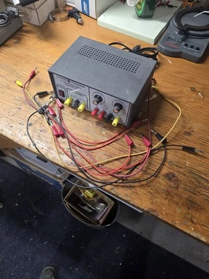 ELENCO PRECISION AC/DC FONTE DE ALIMENTAÇÃO AJUSTÁVEL COM CONJUNTO DE FIOS MODELO XP-720 - Imagem 1 de 4