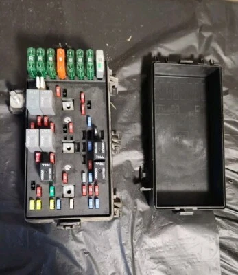 Bloque de fusibles Saturn LW300/L300 2003 22683432 Foto 1 de 4