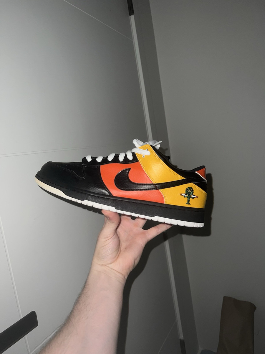Nike SB Dunk Low Pro Raygun 2005 - 304292-803 for Sale Nike SB Dunk Low Pro Raygun 2005 - 304292-803 for Sale