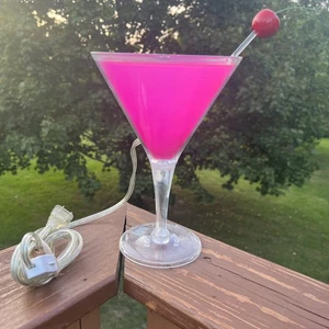 Vintage rosa Lucite Cocktail Martini Cosmo mit Kirsche 9" Bar Leuchte Tischlampe - Bild 1 von 8