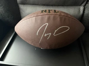 Calcio firmato Jayden Daniels con certificato di autenticità (comandanti) e vetrina - Foto 1 di 3