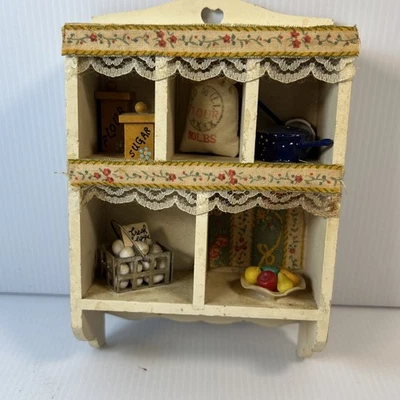 Mueble de cocina y armario de madera con miniaturas dentro muebles para casa de muñecas 1991 Foto 1 de 4