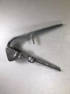 AKINO ITALYNO CAST ALUMINUM GARLIC PRESS / JUICER Olive Pit, Nut Cracker ITALY - Picture 1 of 8