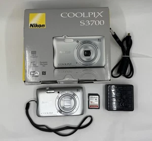 Nikon CoolPix S3700 20,1 MP 8x zoom ottico argento fotocamera digitale TESTATA FUNZIONA - Foto 1 di 3