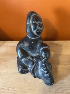 Vintage Inuit Soap Stone Carving Sculpture Man Hunter Bagging 7” X 9” Signed - Picture 1 of 9