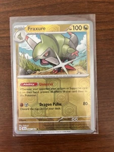 Fraxure 045/064 Sv: Carta Pokémon Holograma Inverso Fábula Envuelta - Imagen 1 de 2