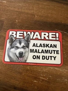 Attenzione alaskan malamute on duty cartello in plastica impiccabile 5""x8"" nuovo - Foto 1 di 2