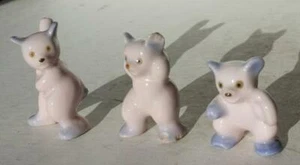 Juego de 3 estatuillas de oso de peluche de béisbol rosa porcelana pintadas a mano Japón ocupado - - Imagen 1 de 1