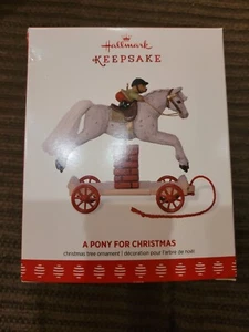 2017 Hallmark Andenken Ornament ein Pony zu Weihnachten 20. in Serie Neu im Karton NEU IN  - Bild 1 von 2