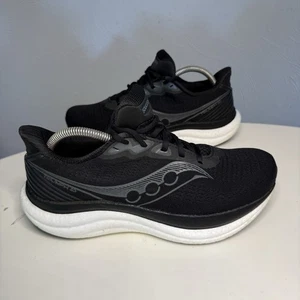 Saucony Triumph 23 schwarz weiß sportliche Laufschuhe Turnschuhe Damengröße 9,5 W - Bild 1 von 10
