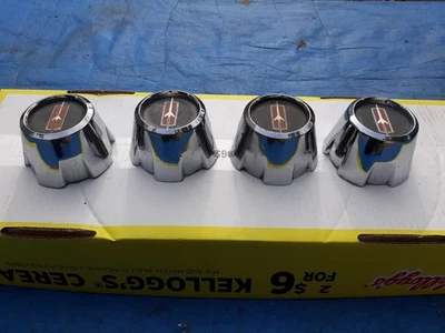 JUEGO DE TAPAS CENTRALES PARA RUEDAS OLDSMOBILE CUTLASS RALLY Foto 1 de 2