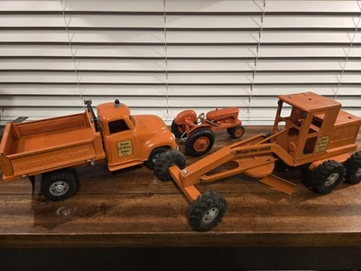 Vintage 1958 Tonka Hi-Way Grader + 1956 Tonka Dump Truck & Plastic Farm Tractor - Image 1 of 4