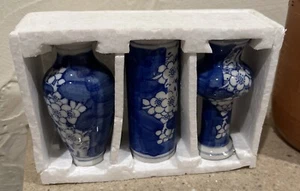 Juego de 3 jarrones chinos en miniatura azul y blanco con flores de cerezo - Imagen 1 de 4