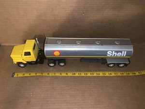 Vintage ERTL 19 1/2 Inch Metal Shell Tanker Semi Toy Truck - Picture 1 of 8
