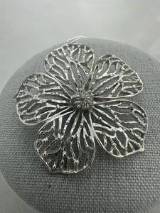 Spilla fiore JJ Jonette vintage spilla grande traforata floreale tono argento costume - Foto 1 di 9
