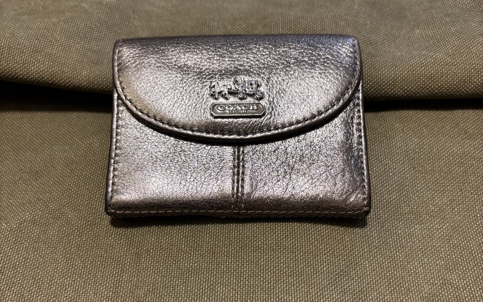 Cartera Coach de cuero suave dorado/plateado Madison con solapa a presión para monedas tarjeta de identificación Foto 1 de 4