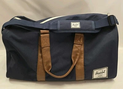 Bolsa de viagem Herschel Novel azul marinho forro vermelho bronzeado usada. - Imagem 1 de 4