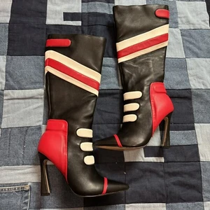Steve Madden Sukie Stilleto Knew Botas Altas, Negro Rojo Blanco, Gráfico, De Moda - Imagen 1 de 4