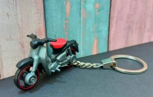 HONDA SUPER CLUB motocicletta HOTWHEELS portachiavi idea regalo scala 1/64 - Imagen 1 de 2