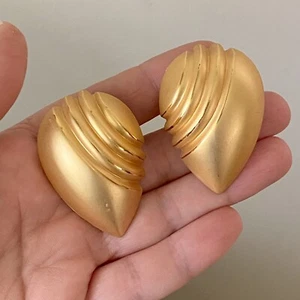 Vintage BRUSHED Gold TONE Scalloped TEARDROP Oversize Art DECO Clip On EARRINGS - Picture 1 of 10
