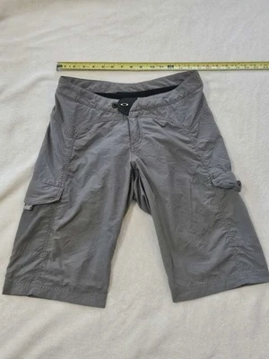 Hombre Gris Oakley Acolchado MTB Pantalones Cortos Medianos   Foto 1 de 4