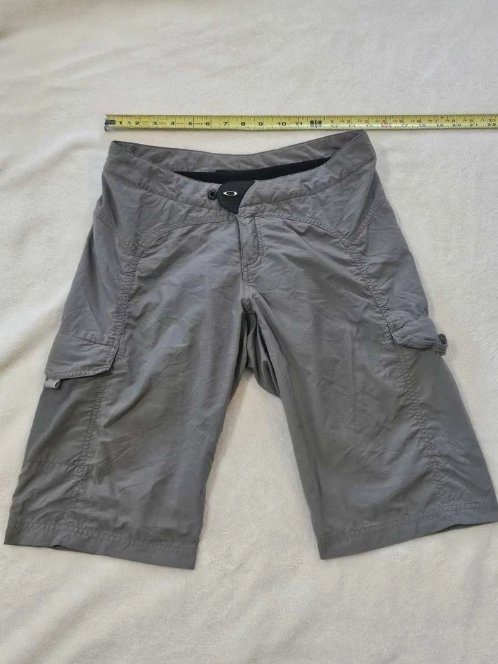 Hombre Gris Oakley Acolchado MTB Pantalones Cortos Medianos   Foto 1 de 4
