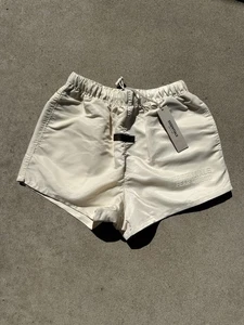 Auténticos Pantalones Cortos ESSENTIALS Fear Of God Para Hombre Talla XS Color Cáscara de Huevo - Imagen 1 de 3