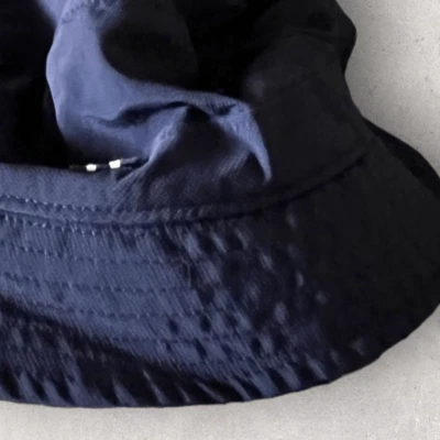 Sombrero de sol Crewcuts azul marino con cubo, talla pequeña Foto 1 de 4