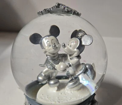 Edición Especial Exclusiva de Disney Store-GLOBO DE NIEVE PATINAJE SOBRE HIELO MICKEY & MINNIE-Como Nuevo Foto 1 de 4