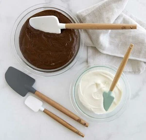 Juego de 4 espátulas Nordic Ware asas de madera grandes y pequeñas cabezal de silicona - Imagen 1 de 3