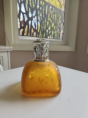 Diffusore bruciatore catalitico lampada olio profumo bottiglia ambra incisa pesante vintage - Immagine 1 di 4