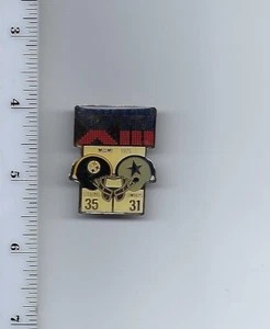 Vintage Starline Dueling Helmet Pin Super Bowl XII 12 Steelers Cowboys 1979 - Bild 1 von 1
