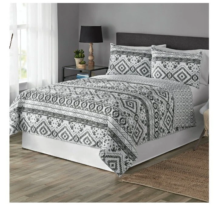 Edredón reversible Mainstays de poliéster con diseño tribal gris/blanco azteca, completo/reina Foto 1 de 4