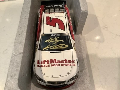 Tarjeta diecast y autografiada de Kasey Kahne 2016 Chevy SS LIFTMASTER Foto 1 de 4