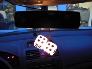 Fuzzy Dice weiss Würfel Glückswürfel beleuchtet Retro Oldtimer US Car Motorchrom - Bild 1 von 2
