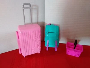 Lote Equipaje Muñeca Barbie Rosa Maleta Viaje Azul Mochila y Cesta Rosa - Imagen 1 de 4