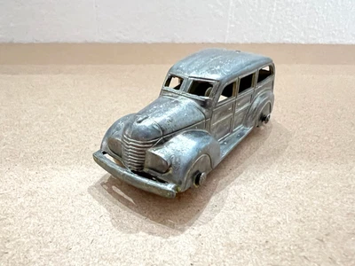 De colección Diecast TootsieToy Woody Station Wagon No. 239 - 2 3/4" de largo Foto 1 de 4